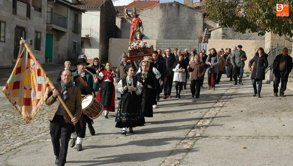 Los vecinos acompañaron al patrón durante la procesión alrededor de la iglesia / SILVESTRE