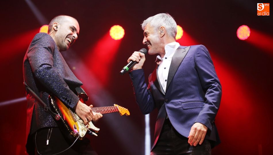 Un momento de la actuación de Sergio Dalma, a la derecha, en el Multiusos