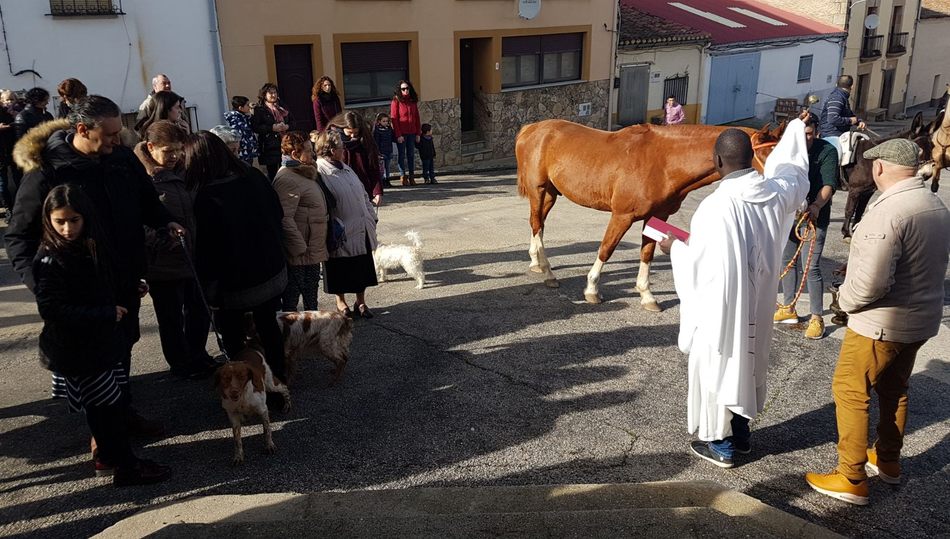 El párroco Jean Claude bendijo a los animales a las puertas de la ermita de San Lorenzo