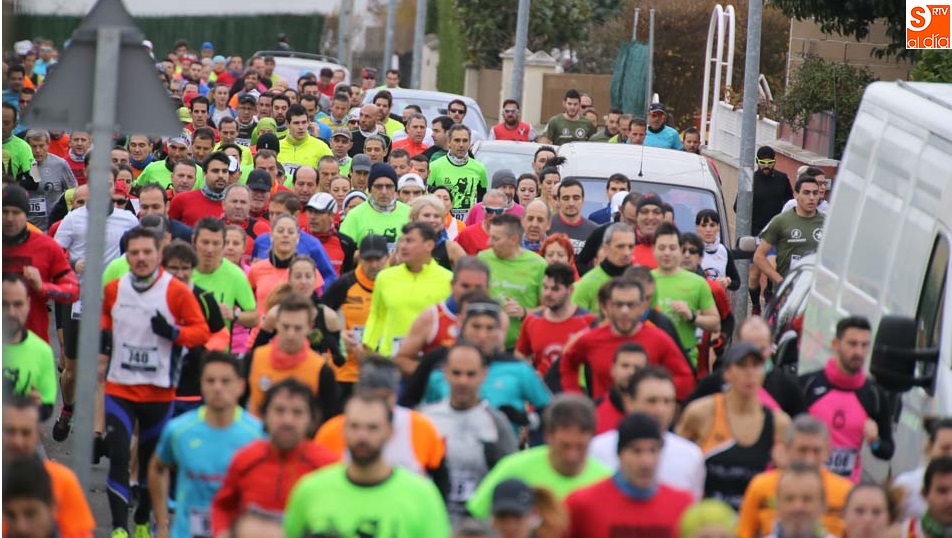 Espectacular imagen de la marea de color en la salida. Fotos: Alberto Martín