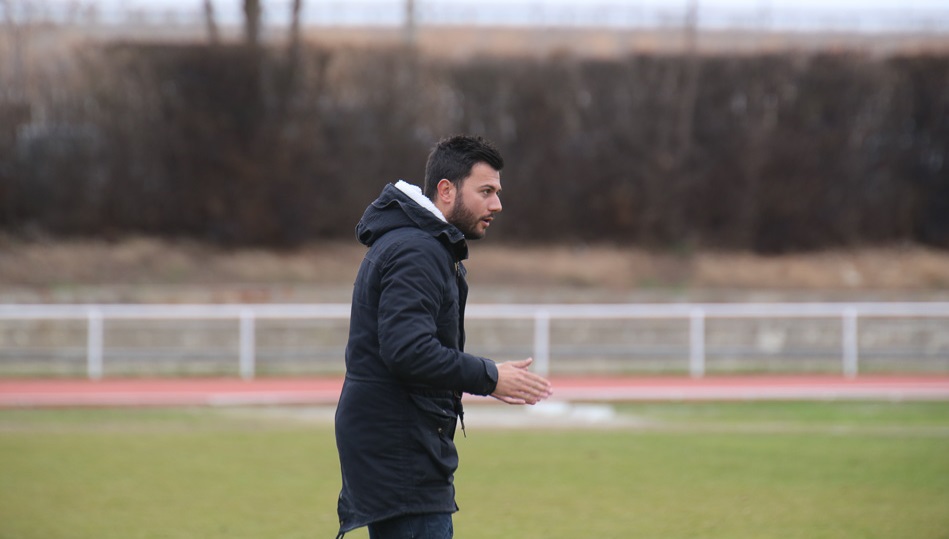 Astu sigue atentamente las evoluciones del encuentro. Foto: Alberto Martín