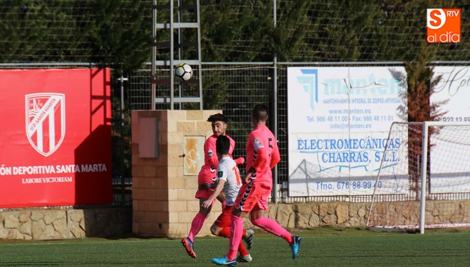 Jugada del encuentro entre el Santa Marta y la Cultural B. Foto: Alberto Martín
