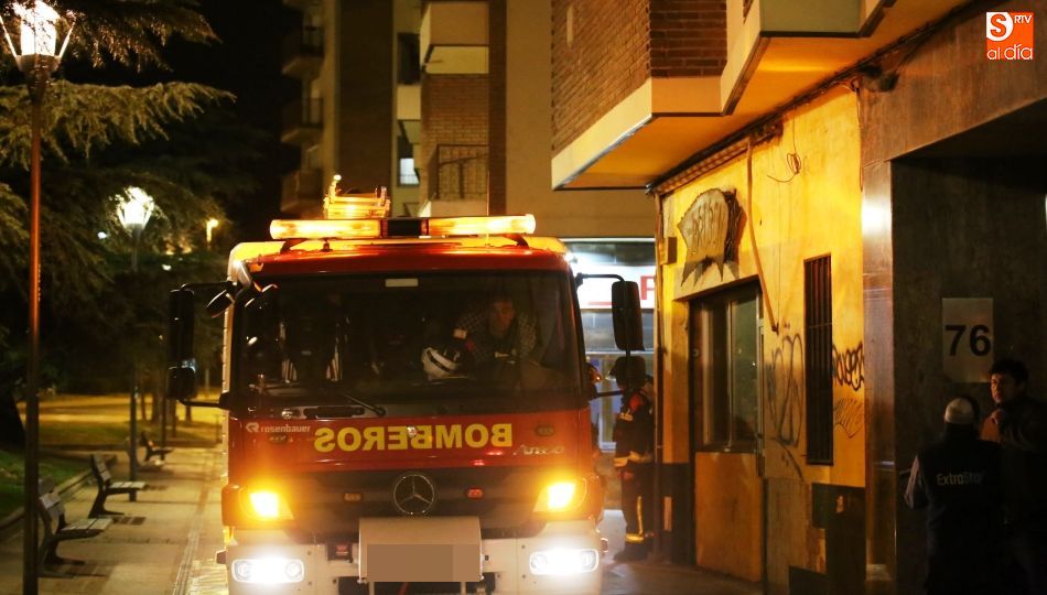 El camión de bomberos, en la calle avenida de Villamayor de Salamanca