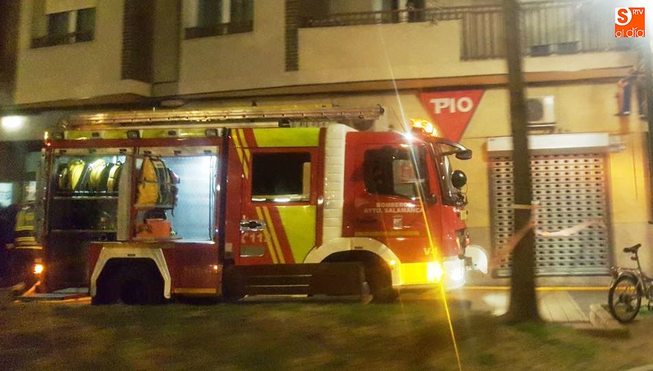 Foto 2 - Los bomberos apagan un pequeño fuego de carbón en un cuarto de calderas en la calle Vitigudino 