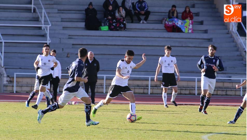 El jugador del CF Salmantino UDS Manzano conduce el balón durante el partido ante el Villamayor. Fotos: Alberto Martín