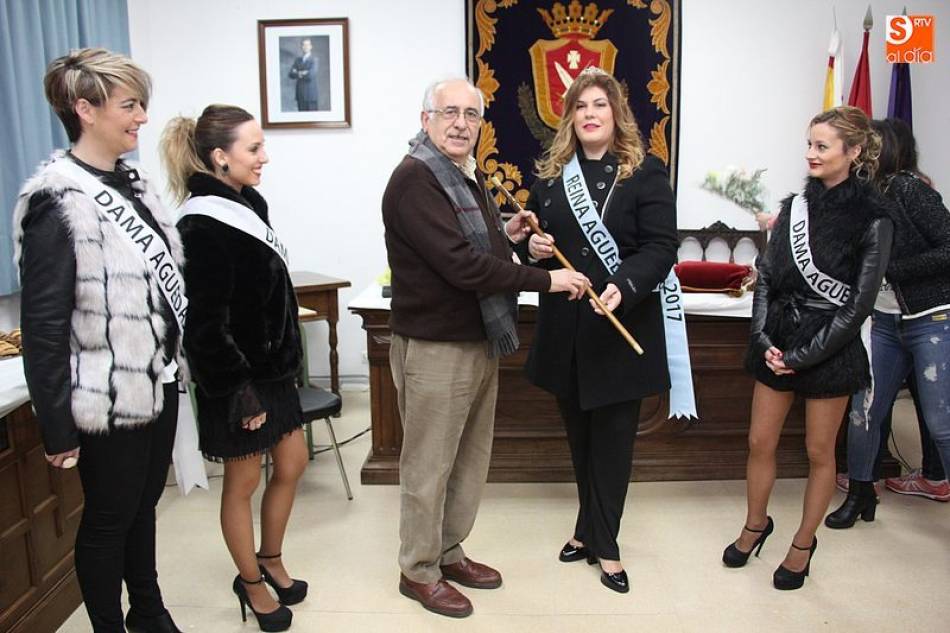 Momento en el que Germán Vicente hacía entrega del bastón de mando municipal a la aguedesa mayor 2017