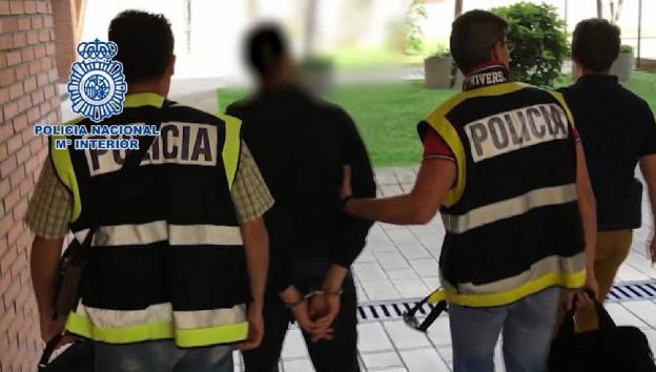 Agentes de la Policía detienen a un pedófilo en una operación anterior.
