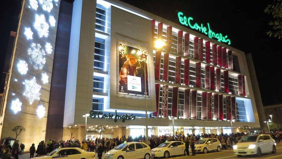 Fachada de El Corte Inglés durante las Navidades.