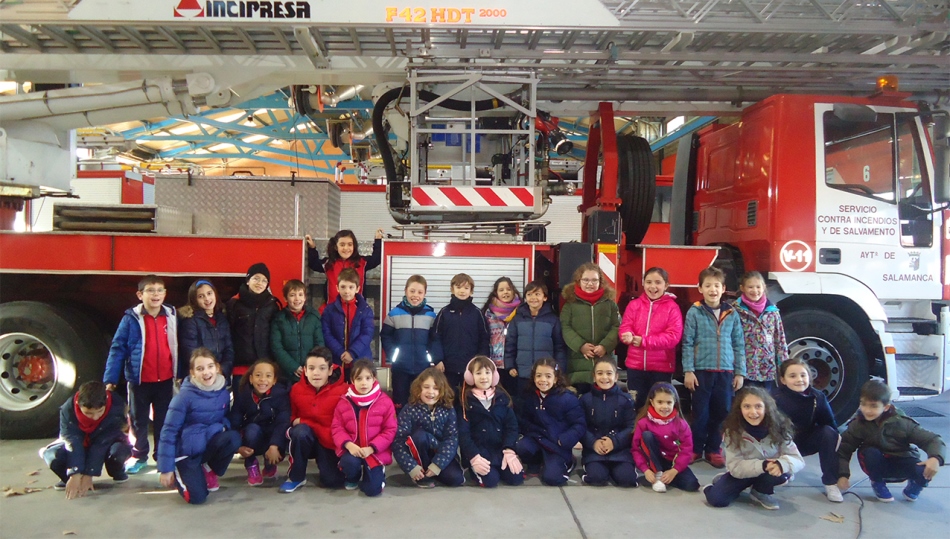Foto familiar de los niños en el Parque de Bomberos