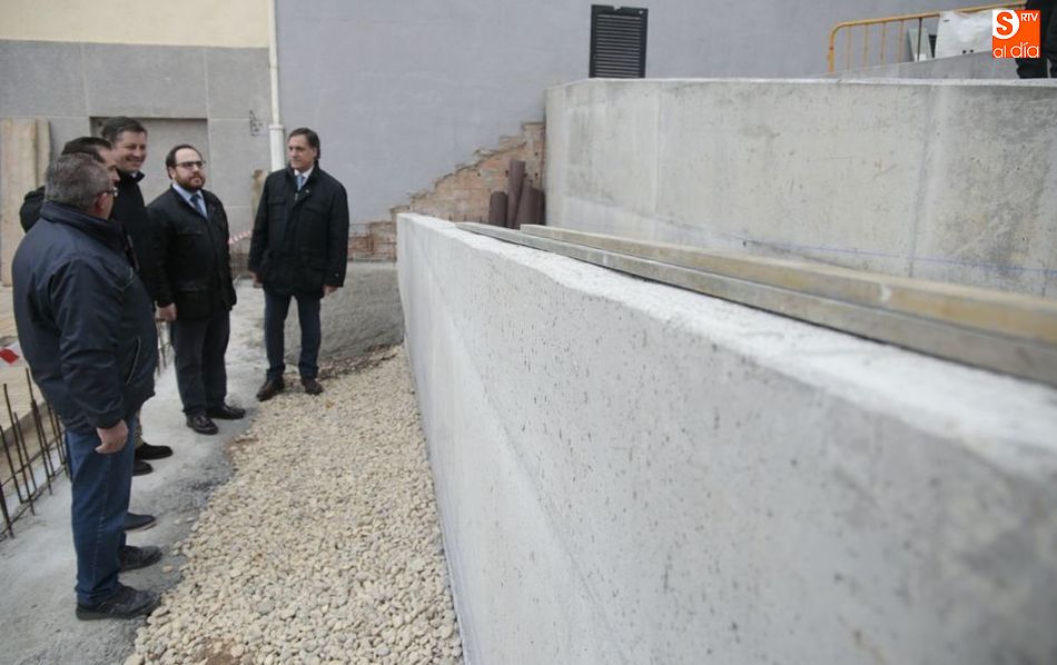 Los concejales Carlos García Carbayo y Daniel Llanos, durante su visita a las obras. Fotos: Alejandro López