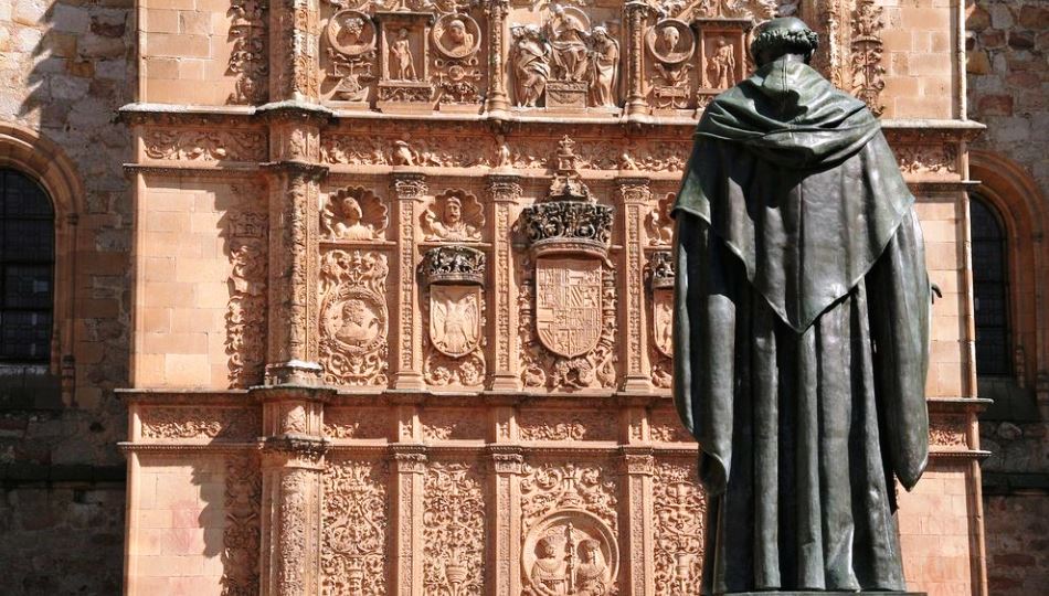 Estatua de Fray Luis de León en el patio de Escuelas Mayores de Salamanca