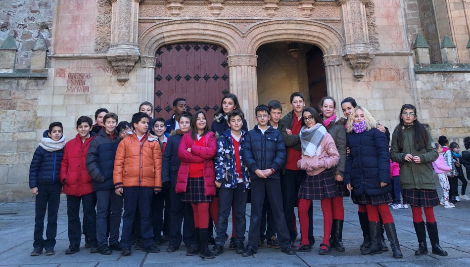 Foto familiar de los alumnos en el Patio de Escuelas de la Universidad