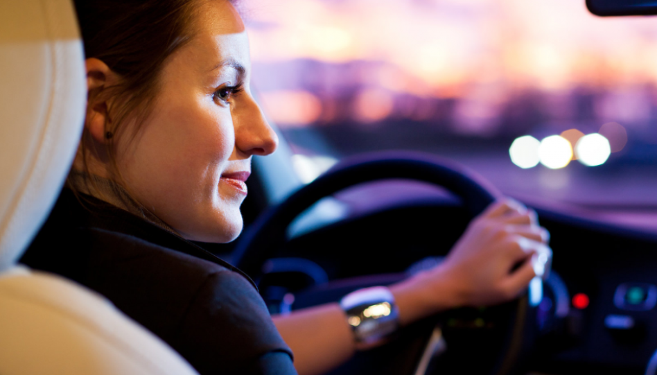 Las mujeres conducen mejor que los hombres, según un informe de las aseguradoras