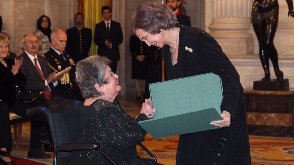 Doña Sofía entrega a Claribel Alegría el galardón el pasado 14 de noviembre