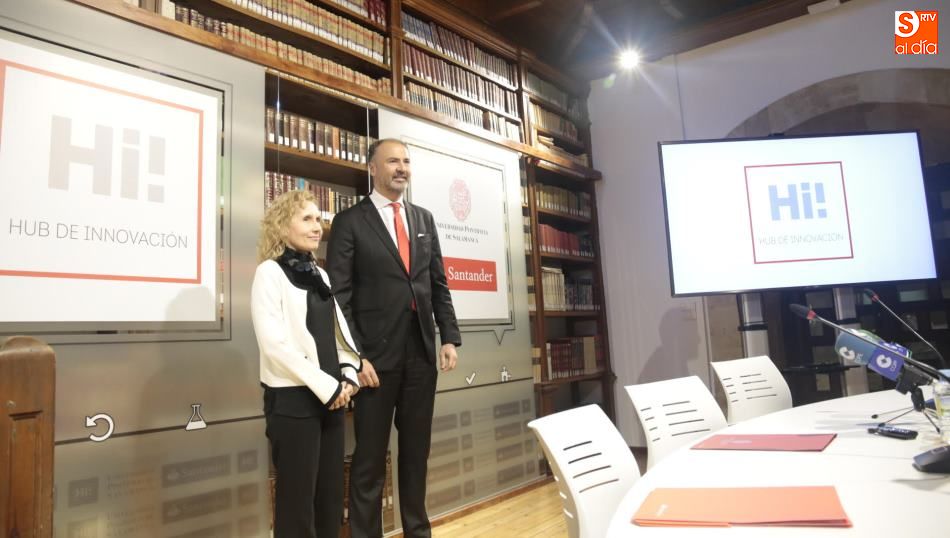 La rectora de la Universidad Pontificia,Mirian de las Mercedes Cortés y el director territorial del Banco Santander en Castilla y León, Óscar Calleja. Fotos: Alejandro López