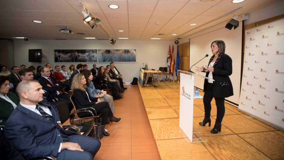 La consejera, Milagro Marcos, en la jornada con un centenar de profesionales