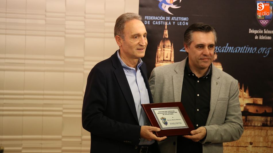 Casimiro Blanco (derecha), entrega la Distinción a su antecesor, Moisés Muñoz. Fotos: Alberto Martín