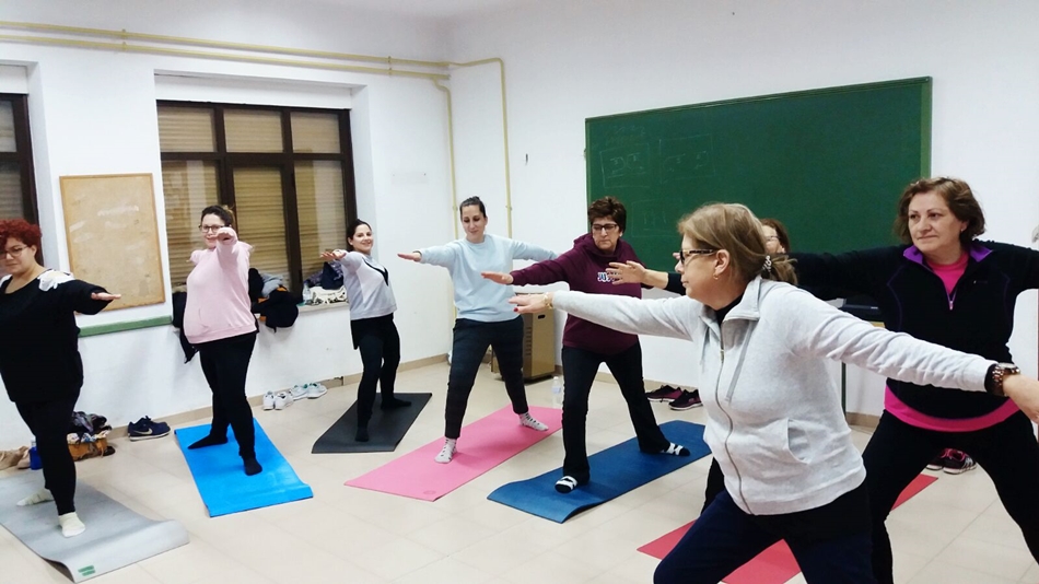 Participantes en el curso de yoga que se desarrolla los martes y jueves en Ledesma