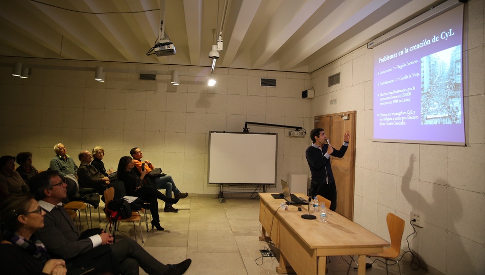 Salgado explica a los asistentes algunos aspectos de la fundación de Castilla y León. Foto: Alberto Martín