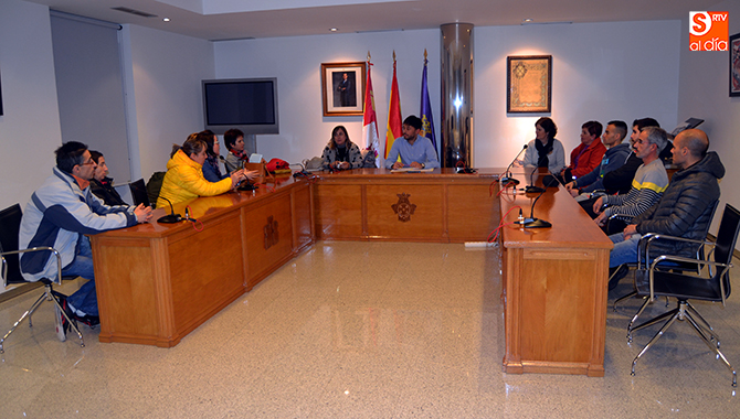 El concejal de festejos, Francisco Díaz, mantenía una reunión con numerosos vecinos para preparar los próximos carnavales