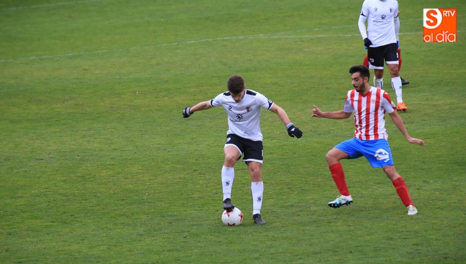 Amaro, con el balón, en el Helmántico ante el Bembibre. Foto: Alberto Martín