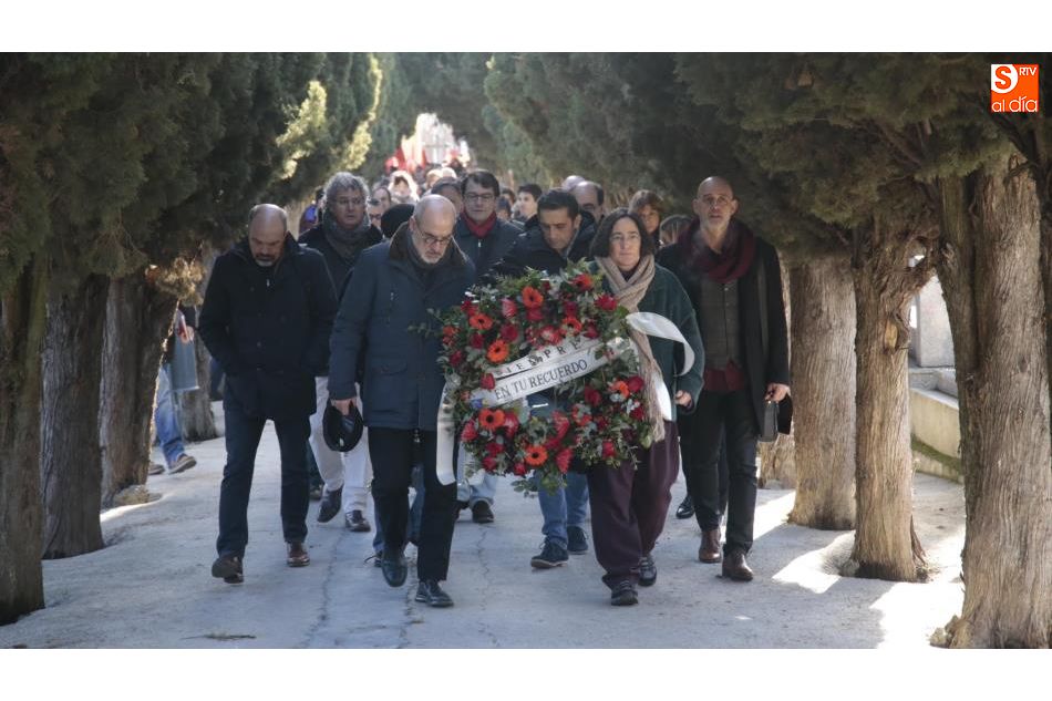 Ofrenda en el cementerio a Serafín Holgado. Fotos: Alejandro López