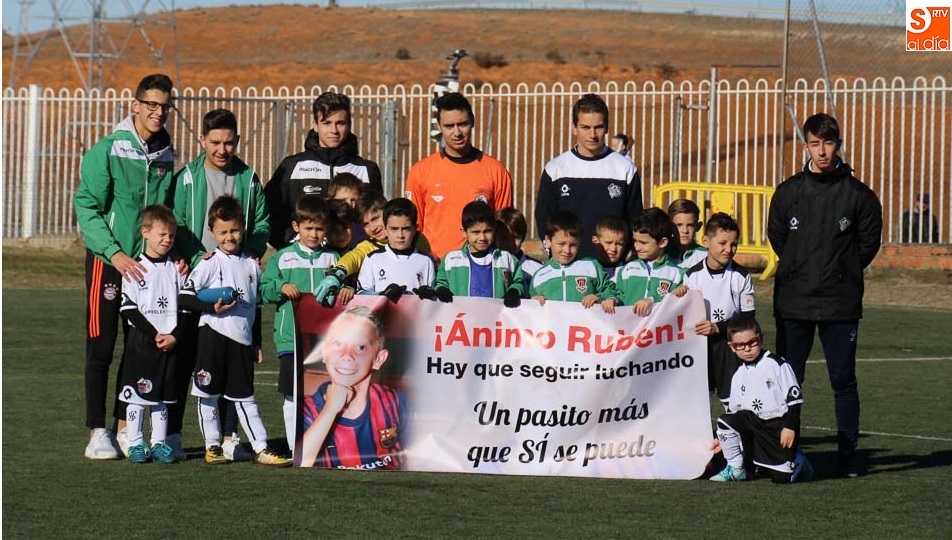Los prebenjamines de Tercera de Salmantino y Ciudad Rodrigo se acordaron de Rubén. Fotos: Alberto Martín