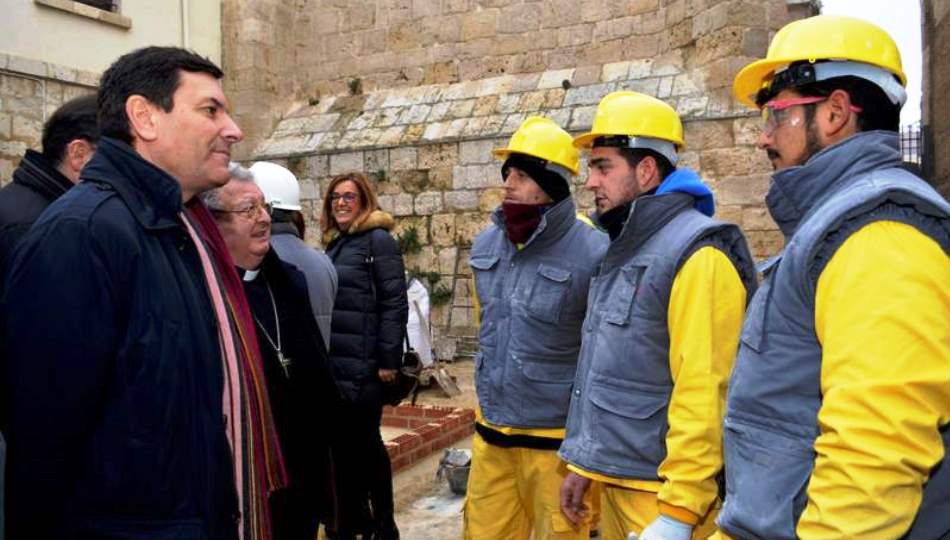 El consejero de empleo junto a unos trabajadores de la construcción