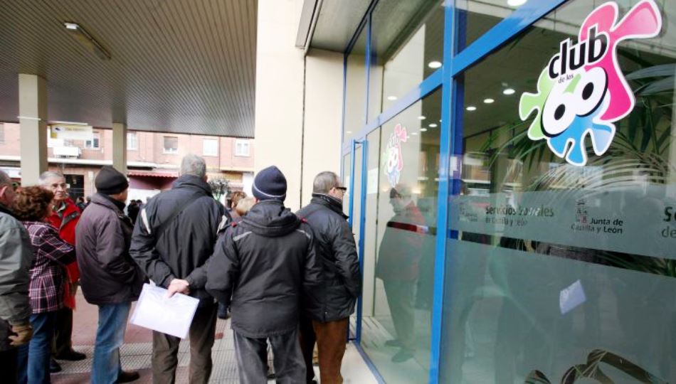 Varias personas guardan cola en una de las administraciones de servicios sociales