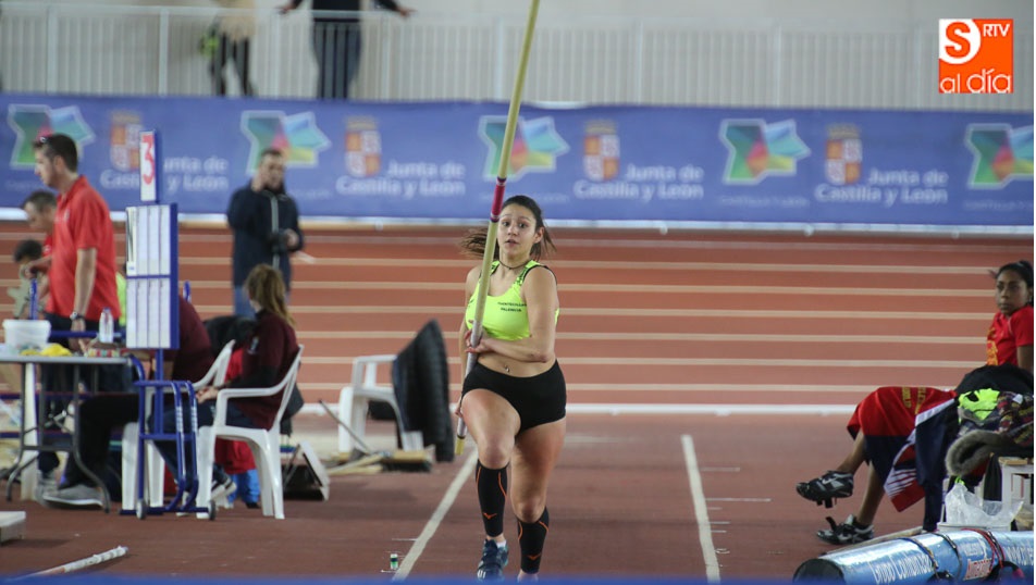 Una atleta del Puentecillas se dispone a realizar un salto con la pértiga. Fotos: Alberto Martín