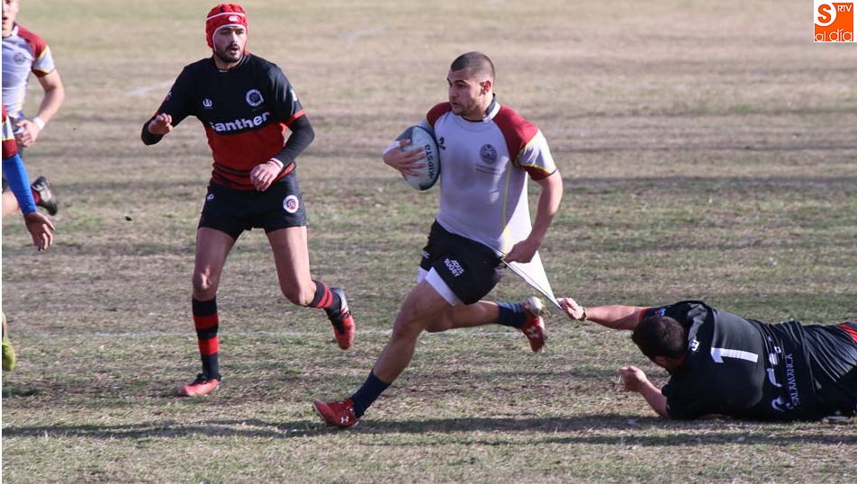 Un jugador del Santher intenta impedir el avance de un universitario agarrándole de la camiseta. Fotos: Alberto Martín