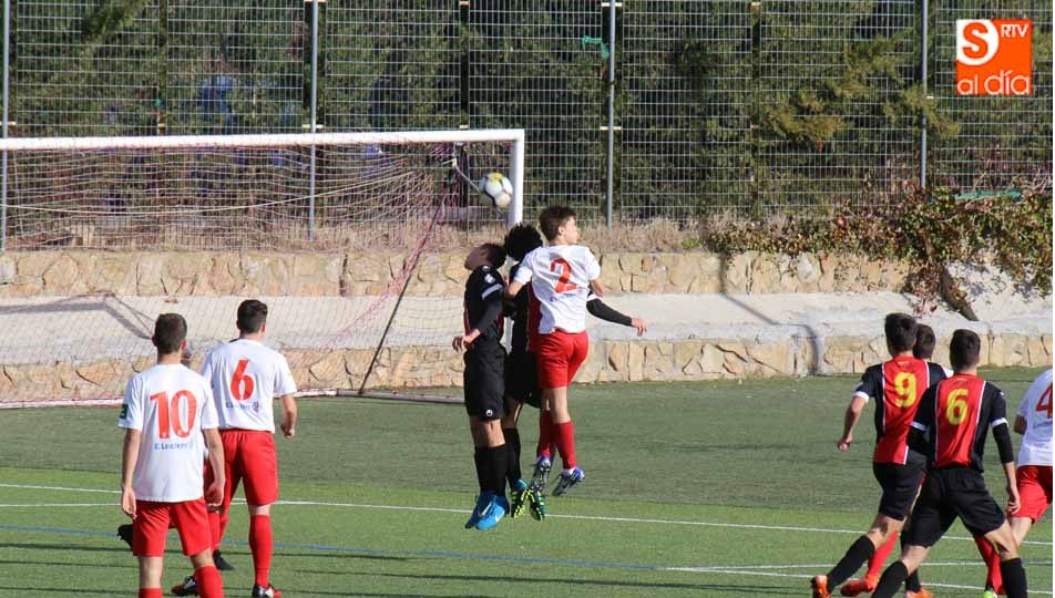 Un jugador del Santa Marta intenta rematar de cabeza un balón ante dos rivales. Fotos: Alberto Martín