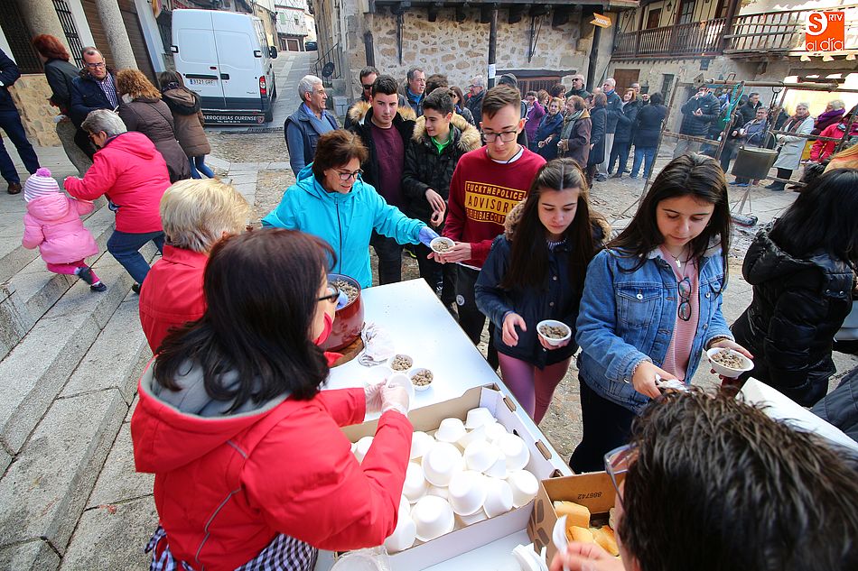 La chacina y el tamboril llaman al público a la plaza Mayor