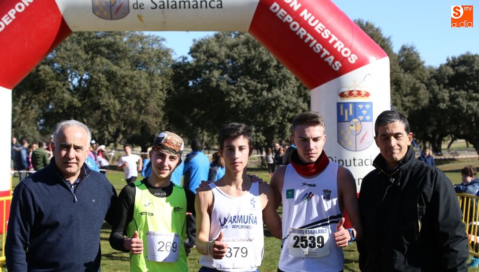 Las autoridades, con los vencedores de una de las categorías. Fotos: Alberto Martín