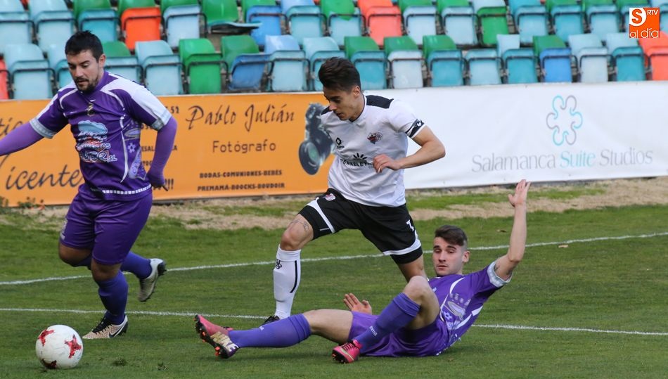Caramelo avanza con el balón ante un rival. Fotos: Alberto Martín