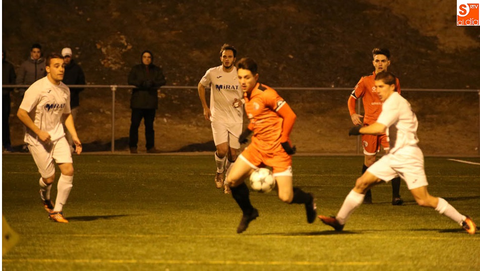 Un jugador del CF Salmantino avanza con el balón ante la presión de un rival. Fotos: Alberto Martín
