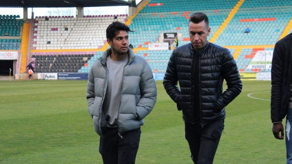 	Diego Franco, a la izquierda, cruzando el Helmántico este domingo