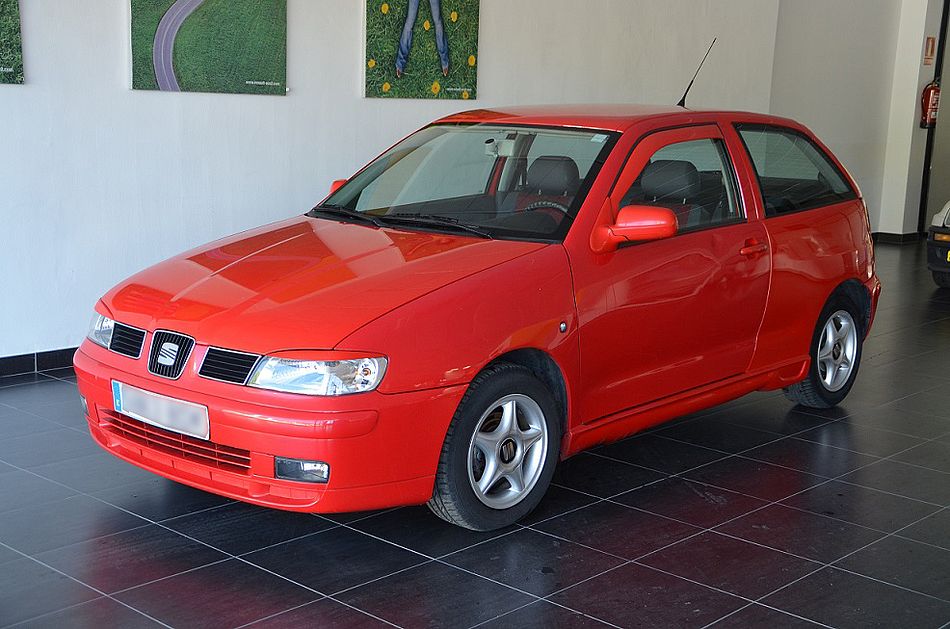 Seat Ibiza rojo de 2001, similar al sustraído ayer en Guijuelo