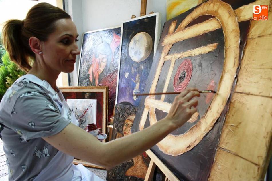 Ana María González trabajando en su estudio y en algunas de sus obras