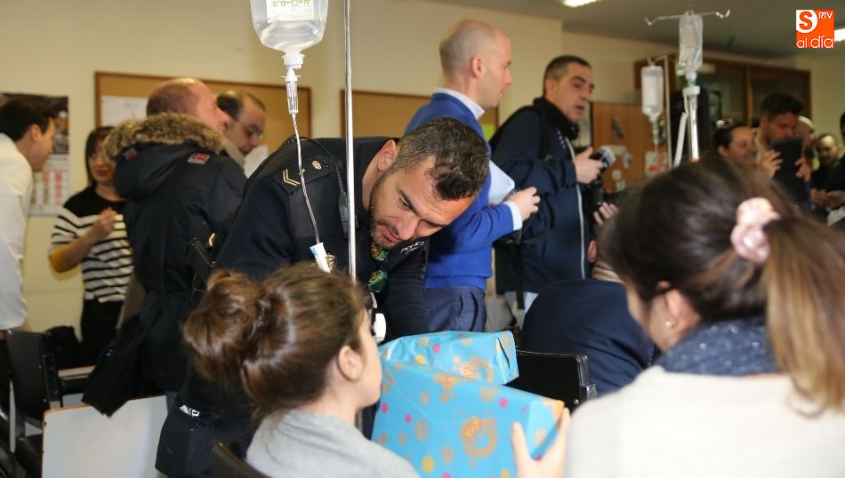 Foto 2 - Policías y futbolistas reparten juguetes entre los niños hospitalizados en el Clínico