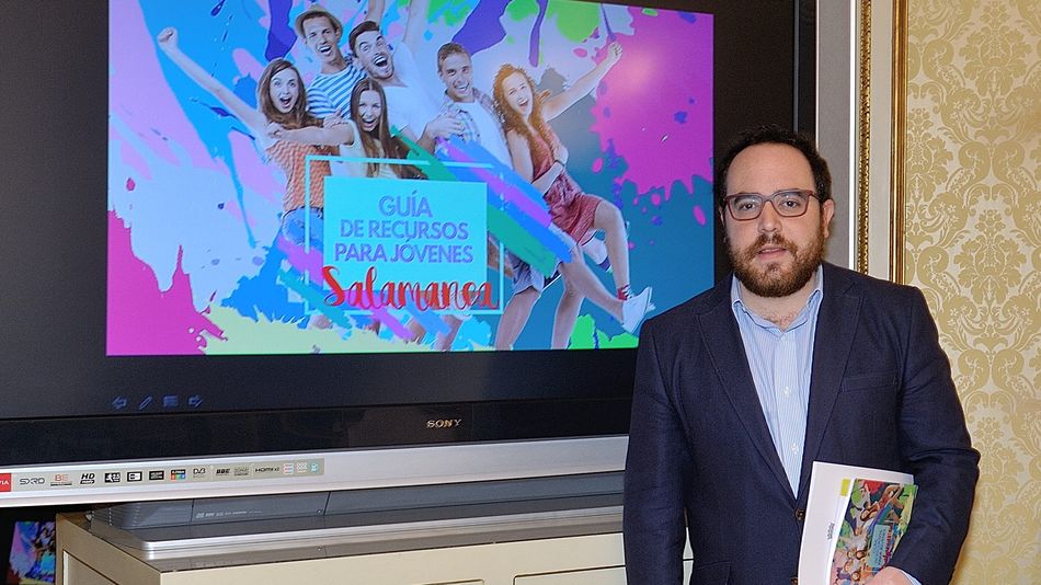 Daniel Llanos, concejal de Juventud, en la presentación de esta Guía de Recursos para Jóvenes de Salamanca