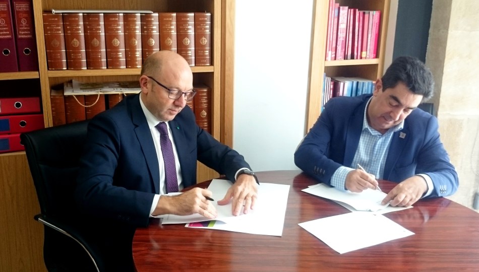 Momento de la firma del convenio de colaboración entre ambas entidades