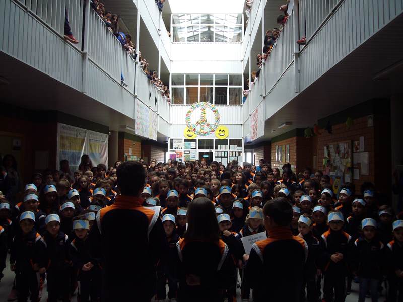 Bailes, mensajes y palomas de papel para reivindicar la paz en el colegio Antonio Machado