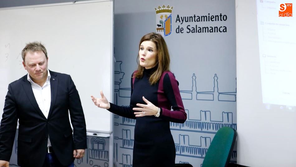 Almudena Parres, concejal de Consumo y Comercio, en la apertura de este primer curso para mejorar la competitividad del sector