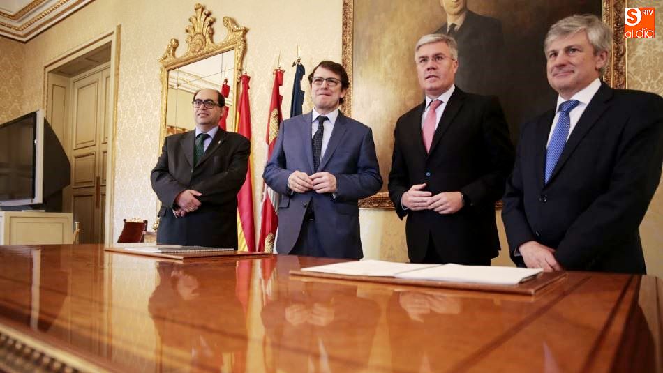 El secretario de Estado de Hacienda, José Enrique Fernández de Moya, el director general del Catastro, Fernando de Aragón, y el alcalde de Salamanca, Alfonso Fernández Mañueco, en el Ayuntamiento / Foto de Alejandro López