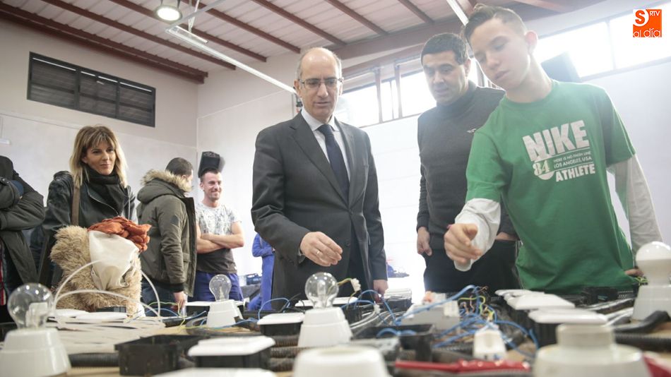 El presidente de la Diputación ha visitado las instalaciones de la Escuela Santiago Uno. Foto: Alejandro López