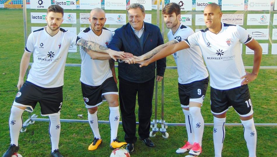 Los cuatro jugadores posan junto a su presidente, Carlos Martín