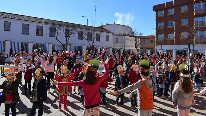El colegio Miguel de Unamuno celebraba con peticiones y bailes el Día por la Paz