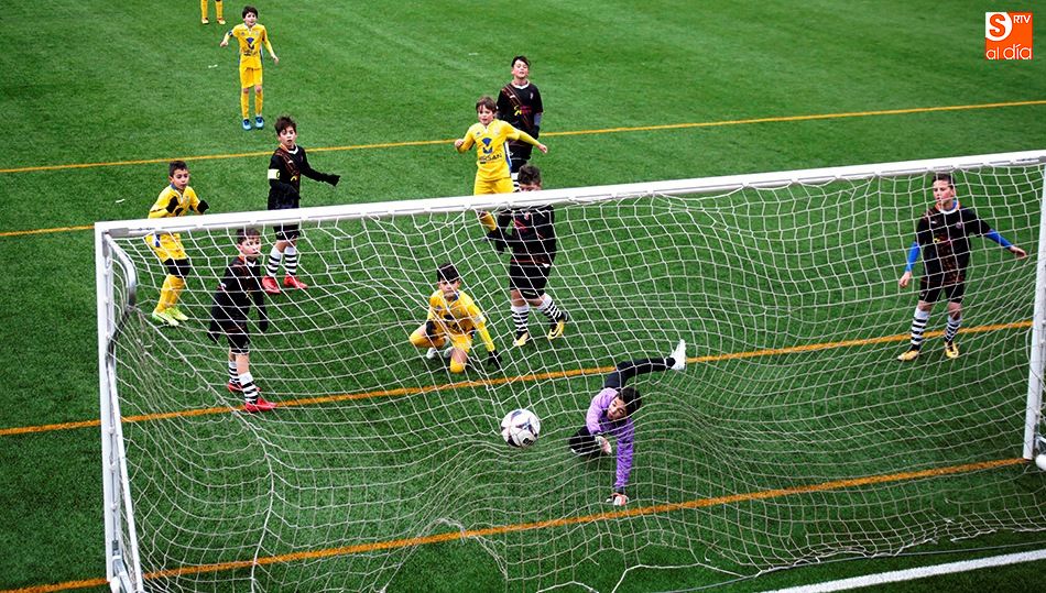 Partido entre el Monterrey y el Sporting Carbajosa en categoría benjamín