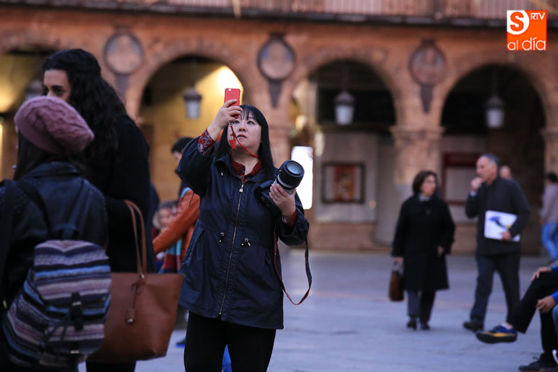 Una turista hace una foto en la Plaza Mayor. Foto: Alberto Martín